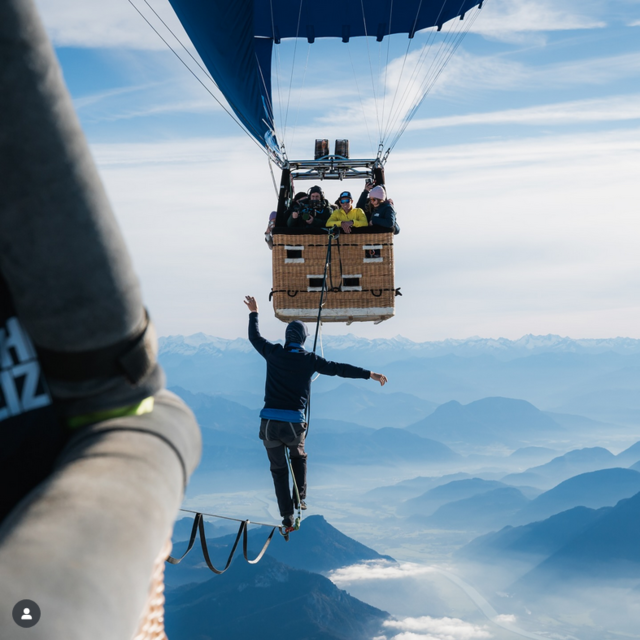 Foto BOFF Filmfest - ein Mann gehgt über Highline