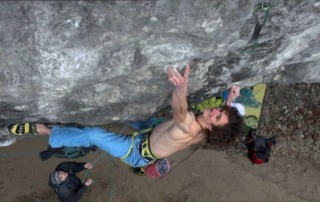 Adam Ondra beim Klettern am Fels