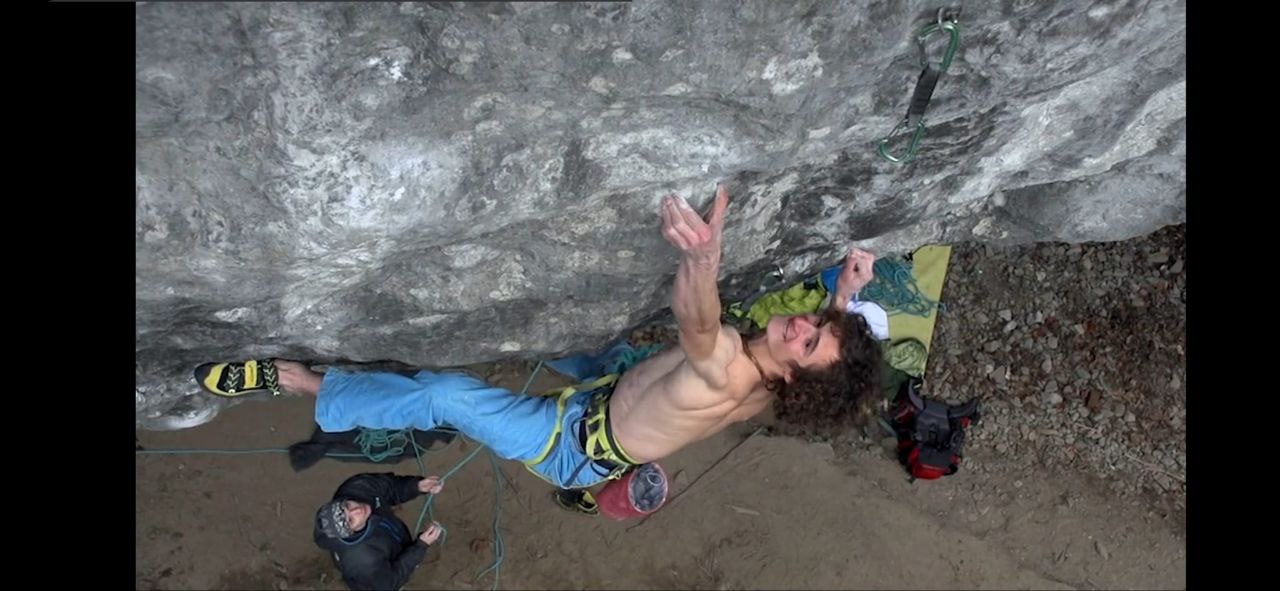 Adam Ondra beim Klettern am Fels