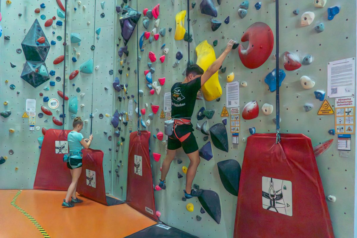 KBT_August_2025-20 2 Menschen klettern an dne Autobelays